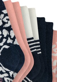 Sæt af fem par sokker i navy, pink og hvide farver. Mønstrene inkluderer striber og blomsterdesigns. Ribbet tekstur overalt.