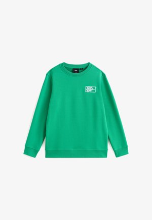 Zielona bluza wykonana z mieszanki bawełny, z okrągłym dekoltem, długimi rękawami oraz logo z przodu w białym prostokątnym obrysie. Gładka faktura.