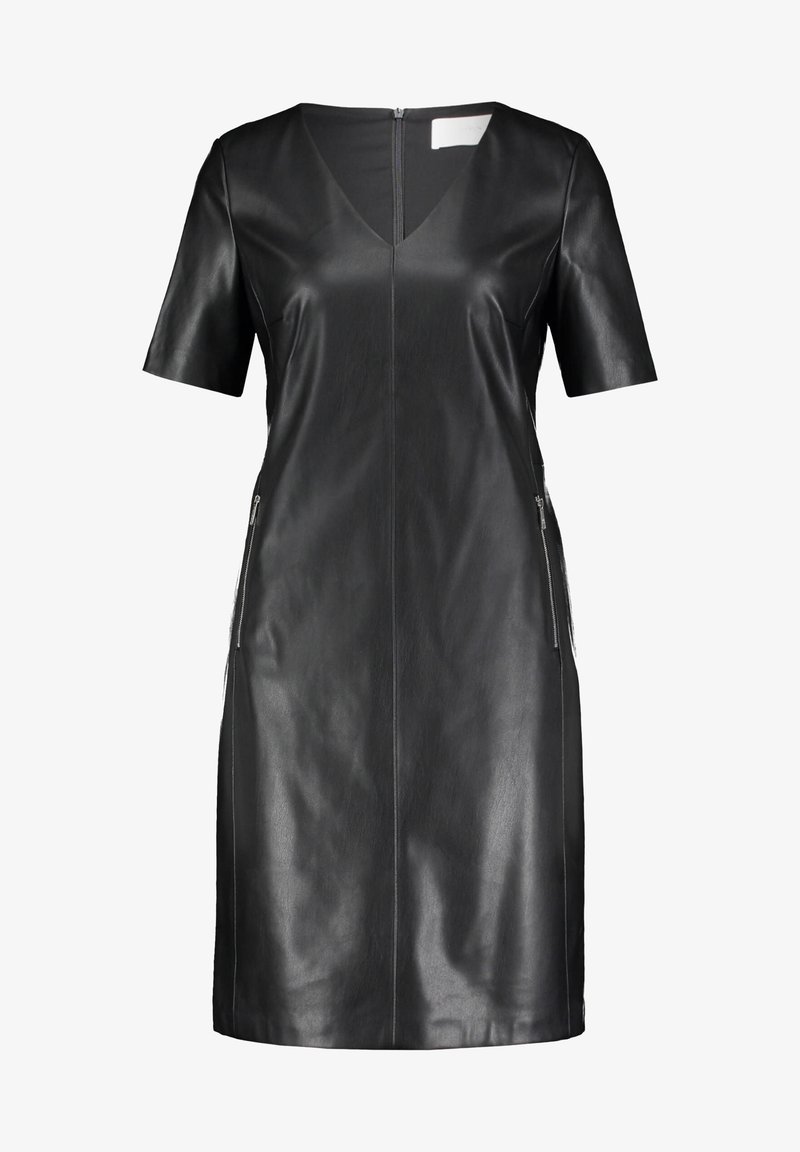 Czarna sukienka z ekoskóry do kolan, z krótkimi rękawami, dekoltem w szpic, zamkiem błyskawicznym z przodu oraz zapinanymi na zamek kieszeniami po bokach.