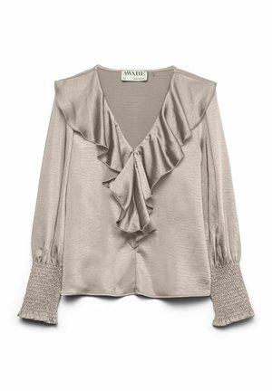 Blusa beige chiaro con scollatura a V, davanti arricciato e polsini smockati. Realizzata in materiale liscio, simile alla seta; presenta maniche lunghe e una lieve lucentezza.
