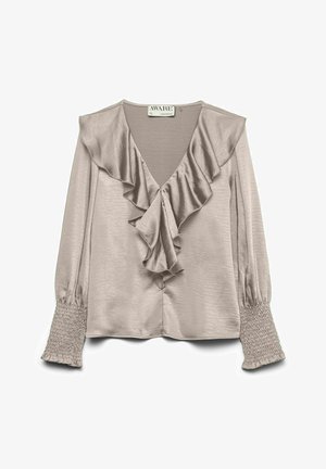 Jasnobeżowa bluzka z dekoltem w kształcie litery V, falbankami z przodu oraz marszczonymi mankietami. Wykonana z gładkiego, materiału przypominającego satynę; posiada długie rękawy i subtelny połysk.