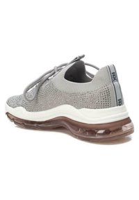 Scarpa sportiva grigia con tomaia in maglia testurizzata e suola ammortizzata traslucida, con lacci elastici e intersuola bianca.