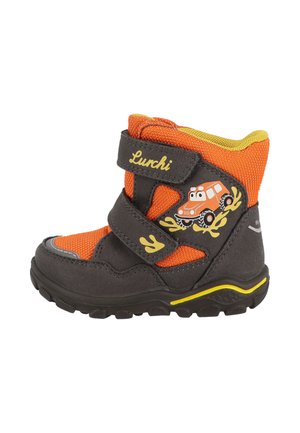 Botte orange et grise pour enfants avec deux bandes Velcro, intérieur jaune et illustration d’un véhicule tout-terrain orange en dessin animé sur le côté.