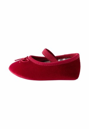 Chaussure Mary Jane pour tout-petit en velours rouge avec un nœud à l'avant et une bride réglable unique sur le dessus.
