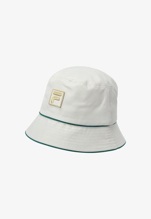 Weißer Eimerhut mit grünem Besatz am Rand und einem beigen, aufgestickten quadratischen Logo an der Seite.