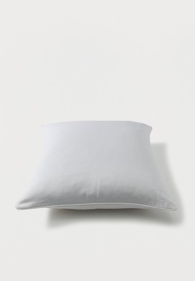 Λευκό ορθογώνιο μαξιλάρι με απαλό ύφασμα και διακριτικό ράψιμο, τοποθετημένο πάνω σε απλό λευκό φόντο.