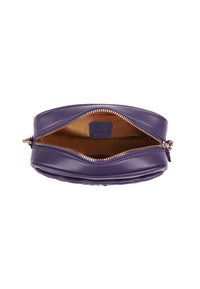 Clutch viola in pelle con chiusura a zip; presenta una texture liscia e un interno color corrente. Dettagli in metallo dorato.