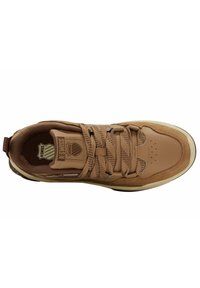 Basket K-Swiss marron avec lacets épais, bout perforé, col rembourré et logo sur la languette et la semelle intérieure, vu d'en haut.