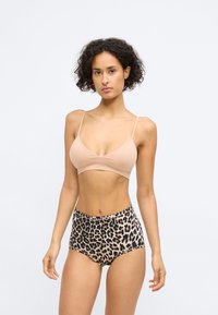 Bralette beige et culottes taille haute à imprimé léopard. Le tissu est doux avec des bretelles étroites et un motif classique pour les culottes.