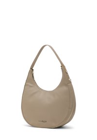 Borsa a mezzaluna in pelle marrone chiaro con una tracolla singola, cerniera in argento, logo del marchio e decorazioni metalliche sul lato della tracolla.