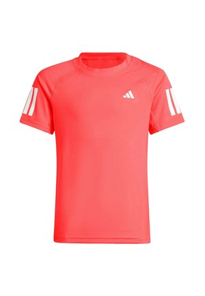 Fel koraalkleurig sportshirt met korte mouwen, met wit Adidas-logo op de borst en witte strepen op beide mouwen.