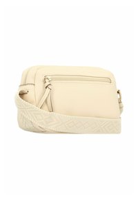 Bandolera de color beige claro hecha de material texturizado. Cuenta con un bolsillo con cremallera, herrajes dorados y una correa con diseño geométrico.