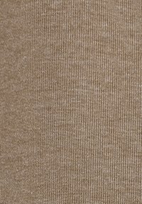 Beige ribattukangas pehmeällä pinnalla, jossa on pystysuorat viivat ja kevyt kiilto, sopii vaatteisiin tai asusteisiin.