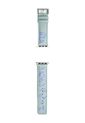 Correa de reloj azul claro con una superficie texturizada que presenta patrones florales morados y herrajes plateados. Ajustable con un cierre de hebilla.