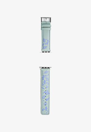 Correa de reloj azul claro con una superficie texturizada que presenta patrones florales morados y herrajes plateados. Ajustable con un cierre de hebilla.