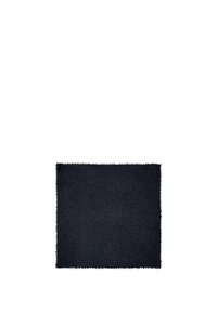 Manta tejida de color azul marino oscuro con forma rectangular y bordes con flecos. Presenta una tela texturizada, un aspecto suave y sin patrones visibles.