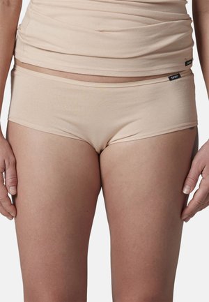 Mutande hipster di cotone beige con texture liscia, design a vita media e branding minimalista in vita.