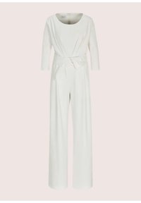 Witte jumpsuit met een ronde halslijn, lange mouwen, een knoopdetail aan de voorkant bij de taille, en een wijd uitlopende snit, met een gladde stoftextuur.