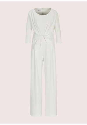 Witte jumpsuit met een ronde halslijn, lange mouwen, een knoopdetail aan de voorkant bij de taille, en een wijd uitlopende snit, met een gladde stoftextuur.