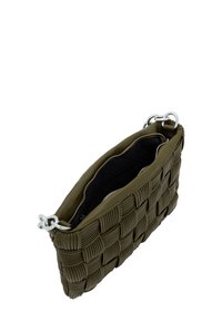 Olivengrøn vævet clutch-taske med lynlåslukning, der har sølvfarvet hardware og en sort indvendig foring. Tekstureret overflade med en blød finish.