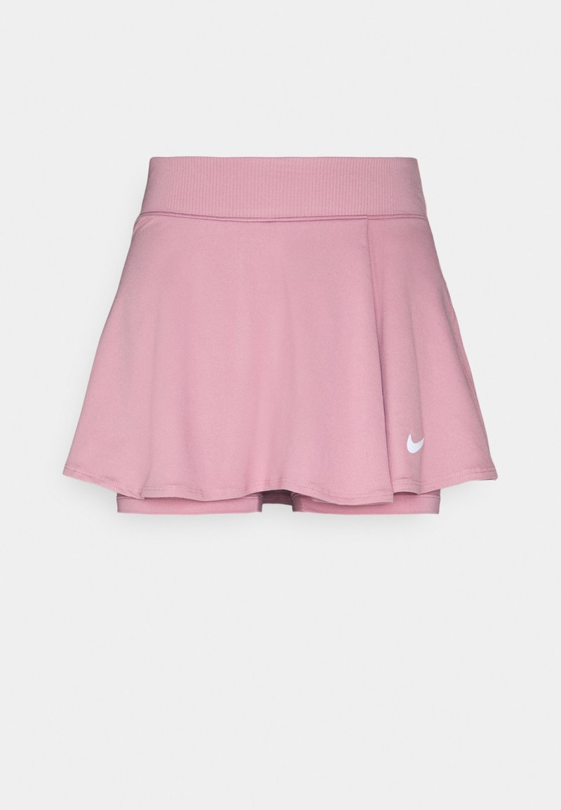 Falda deportiva rosa con un diseño acampanado, cinturilla elástica y pantalones cortos incorporados. Presenta un logotipo blanco de Nike en la parte inferior izquierda. Tela suave.