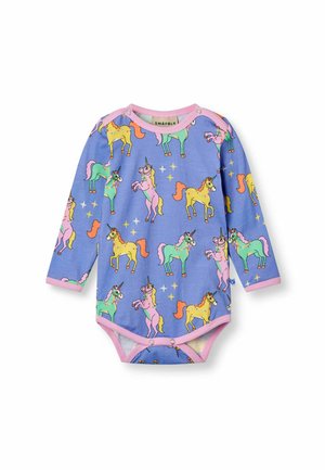 Pelele de bebé de manga larga con fondo azul, decorado con unicornios de colores y estrellas, ribete rosa alrededor de los bordes y broches en los hombros y la entrepierna.