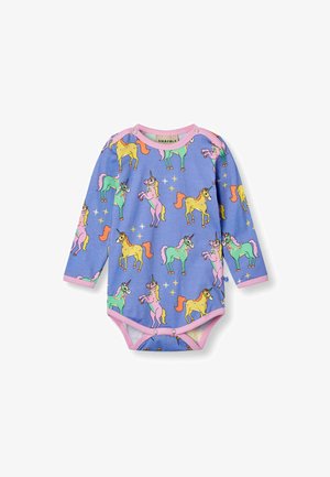 Pelele de bebé de manga larga con fondo azul, decorado con unicornios de colores y estrellas, ribete rosa alrededor de los bordes y broches en los hombros y la entrepierna.