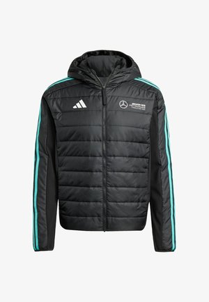 Černá péřová bunda s kapucí, zdobená tyrkysovými pruhy na rukávech, logem Adidas a brandingem Mercedes-Benz na hrudi.