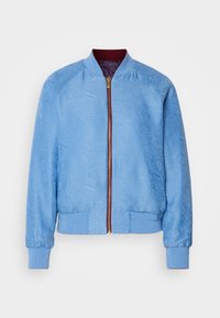 Chaqueta bomber azul claro con textura de paisley, cremallera dorada, cuello acanalado burdeos y puños a juego. Presenta un dobladillo corto y un diseño ajustado.