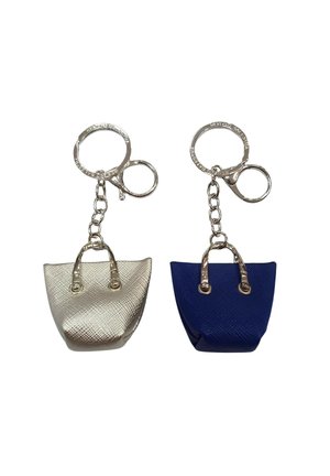 Portachiavi a forma di miniature borse tote: una argento con finitura testurizzata, l'altra blu profondo. Entrambi presentano manici e hardware metallici.