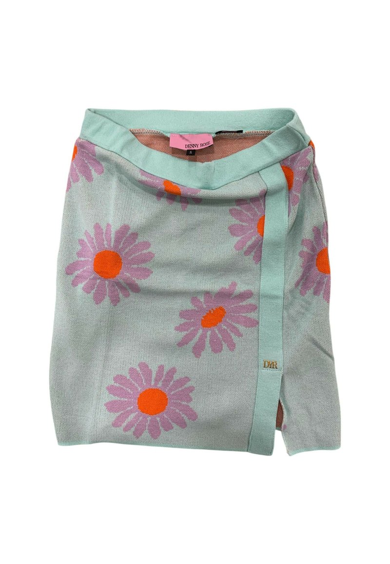 Gonna a portafoglio di colore azzurro chiaro con grandi motivi di margherite rosa e arancioni. Si lega di lato con un piccolo tag logo vicino all'orlo.