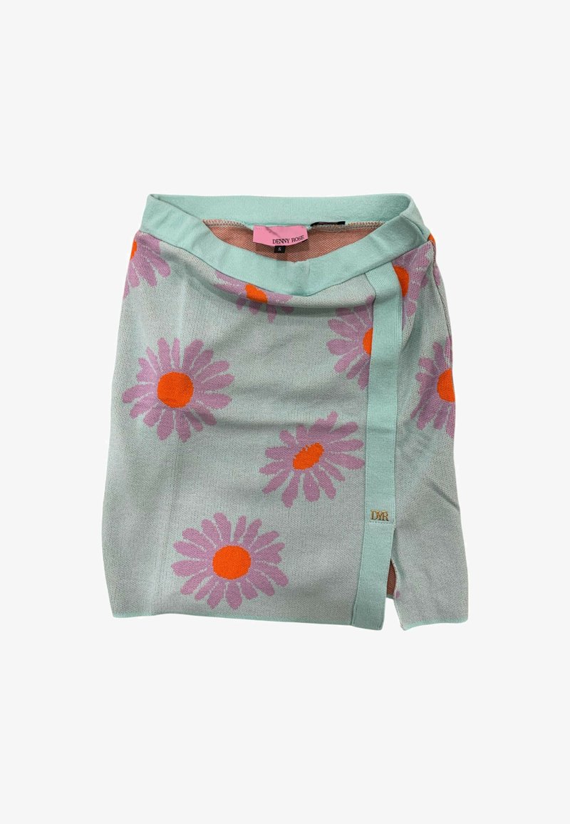 Gonna a portafoglio di colore azzurro chiaro con grandi motivi di margherite rosa e arancioni. Si lega di lato con un piccolo tag logo vicino all'orlo.
