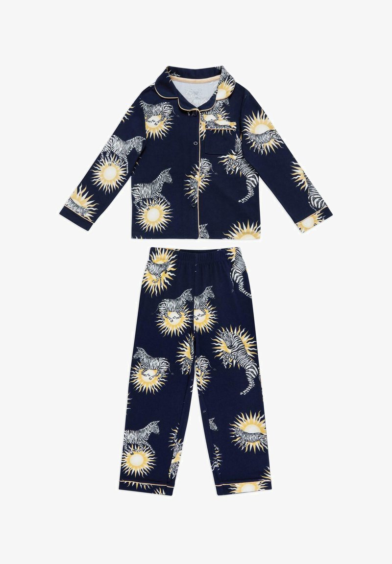 Conjunto de pijama en color azul marino que incluye pantalones y camisa de manga larga, con un patrón de tigre y sol, y acentos amarillos en el cuello y los puños.