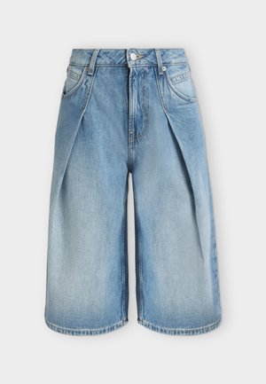 Short en denim bleu clair à jambes larges avec plis à l'avant, passants de ceinture, fermeture éclair, boutonnière et poches avant et arrière.