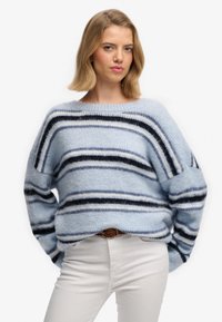 Lyseblåstribet sweater lavet af blødt materiale, med navyblå, hvide og lyseblå striber, bred halsudskæring og sænket skulder.