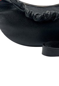 Schwarze Lederhandtasche mit runder Form, gerafftem oberen Bereich und goldfarbener Reißverschluss. Verfügt über einen abnehmbaren Tragegurt aus passendem strukturiertem Leder.