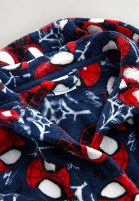 Fleece-kot featuringi tummansininen tausta, jossa on punaisia ja valkoisia Spider-Man -kasvoja sekä verkko- ja kuvioita. Pehmeä tekstuuri ja voimakkaat, elävät värit.