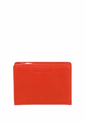 Portefeuille compact en cuir rouge avec une fermeture éclair en haut et le nom de la marque Arthur & Aston embossé au centre à l'avant.
