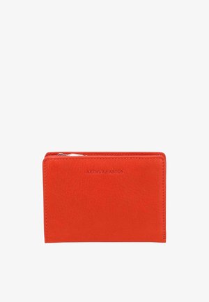 Portefeuille compact en cuir rouge avec une fermeture éclair en haut et le nom de la marque Arthur & Aston embossé au centre à l'avant.