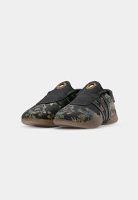 adidas Originals TAEKWONDO MEI - Mokasīni - core black/gold metallic