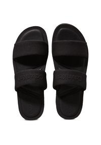 Schwarze Slidesandalen mit zwei breiten Stoffriemen und Logodetail. Strukturierte Gummisohle, flaches Design für einfachen Tragekomfort.