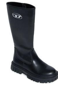 Juodos odinės aukštosios botai su apvaliu pirštu, tekstūruota padu, dekoratyviais metaliniais logotipais ir subtiliomis siuvimo detalėmis.