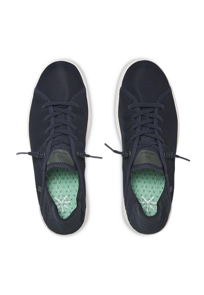 Granatowe siatkowe sneakersy z białymi podeszwami, z elastycznymi sznurówkami oraz zieloną, teksturowaną wkładką z geometrycznym wzorem i logo.