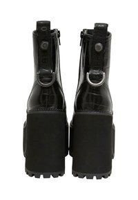 Botas de tobillo de imitación cocodrilo negras con un tacón grueso, que presentan un acabado mate texturizado, acentos de hardware circular y una lengüeta.