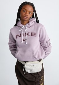 Nike Sportswear LOGO - Ikdienas džemperis - light violet ore/platinum violet/burgundy crush