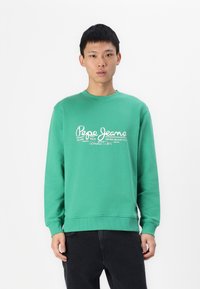 Sudadera verde de algodón con cuello redondo y puños acanalados. Presenta el logo y texto en blanco "Pepe Jeans" impresos en la parte delantera.