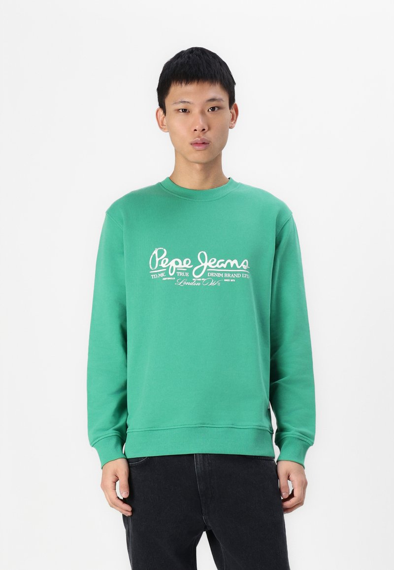 Sudadera verde de algodón con cuello redondo y puños acanalados. Presenta el logo y texto en blanco "Pepe Jeans" impresos en la parte delantera.