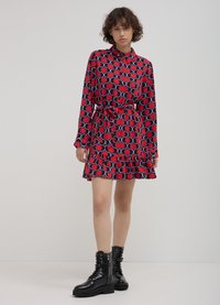 Calliope COURTE ET FANTAISISTE - Abito a camicia - une variante