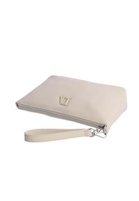 Clutch de muñeca de color beige claro en cuero suave con cierre de cremallera y emblema de logo. Cuenta con una correa para la muñeca desmontable para un transporte fácil.