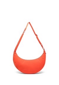 Borsa a tracolla di colore arancione acceso a forma di mezzaluna con tracolla regolabile e chiusura con cerniera, mostrata su sfondo bianco.